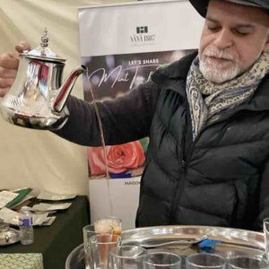 Zakaria Nana au service du thé à la menthe. © (Photo NR, Gaspard Mathé)